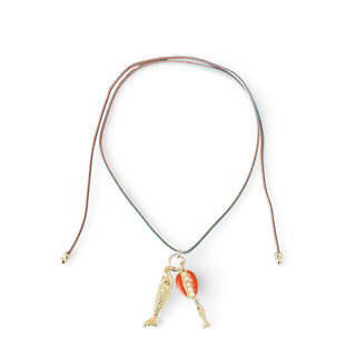 : Modelo usando colar de bijuteria fina com fio encerado e pingente de peixe dourado da UNA Semijoias no colo, em clima de verão.