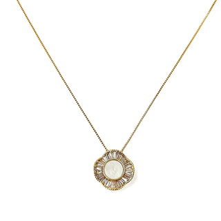Colar flor com miolo de madrepérola e zircônias baguete banhado a ouro 18k da UNA Semijoias em fundo branco, semijoia de luxo delicada.