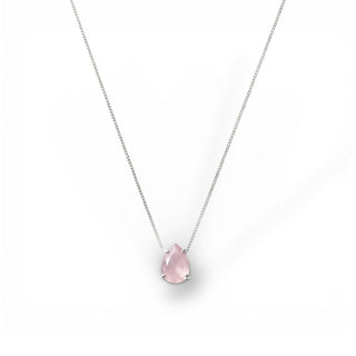 Colar feminino com pingente gota rosa banhado a prata 925 da UNA Semijoias, usado no colo feminino, com design sofisticado e acabamento delicado.