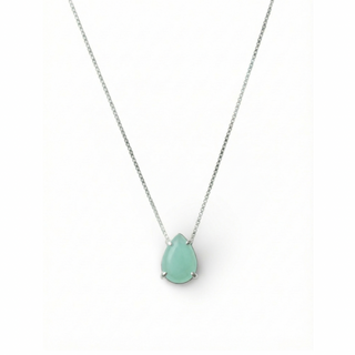 Colar feminino com pingente gota verde banhado a prata 925 da UNA Semijoias, em fundo branco, com design sofisticado e acabamento delicado.