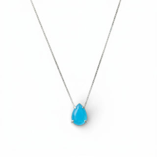 Colar com pingente gota azul banhado a prata 925 da UNA Semijoias em fundo neutro, design delicado e sofisticado.