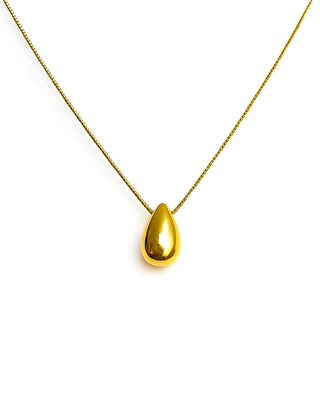 Colar delicado com pingente em formato de gota banhado a ouro 18k da UNA Semijoias em fundo branco, com corrente fina em destaque.