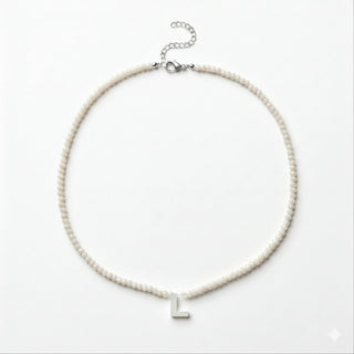 COLAR CRISTAL COM LETRA EM RESINA branco com corrente ajustável e letra L centralizada delicada e elegante