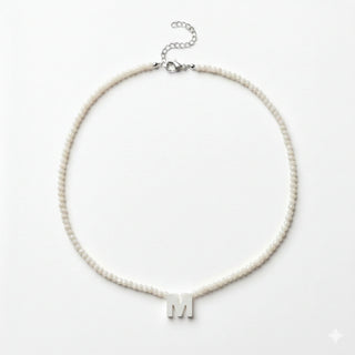 COLAR CRISTAL COM LETRA EM RESINA com contas claras e letra M em estilo delicado e elegante