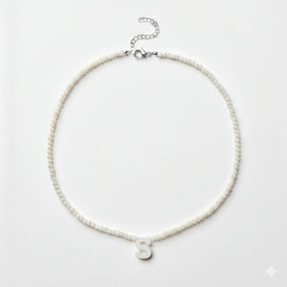 COLAR CRISTAL COM LETRA EM RESINA em miçangas claras com pingente de letra S delicado e elegante