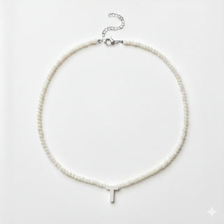 COLAR CRISTAL COM LETRA EM RESINA branco com pingente da letra T em resina e fecho ajustável em metal prata