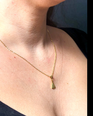 Colar religioso Nossa Senhora banhado a ouro 18k em prata 925 da UNA Semijoias no colo feminino, com pingente delicado em destaque.