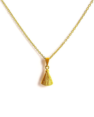 Colar religioso feminino Nossa Senhora Aparecida banhado a ouro 18k da UNA Semijoias em fundo claro, com pingente delicado em destaque.