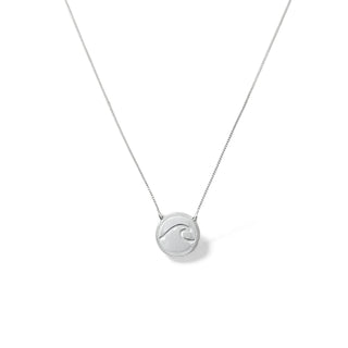 Colar ondas do mar banhado a prata 925 da UNA Semijoias em fundo branco, corrente delicada com pingente redondo em relevo de onda.