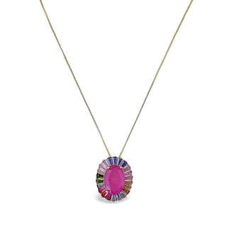 Colar com pingente pizza de zircônia grande rosa central e baguetes coloridas, banhado a ouro da UNA Semijoias em fundo branco, semijoia de luxo.