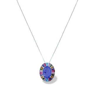 Colar pingente pizza com zircônia grande roxa central e baguetes coloridas, banhado a prata 925 da UNA Semijoias em fundo branco, semijoia de luxo.