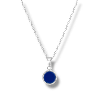 Colar redondo pequeno azul banhado a prata 925 da UNA Semijoias em fundo branco, semijoia antialérgica delicada com pingente circular azul intenso.