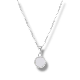Colar redondo pequeno branco banhado a prata 925 da UNA Semijoias em fundo branco, semijoia antialérgica delicada com pingente circular claro.