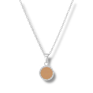 Colar redondo pequeno caramelo banhado a prata 925 da UNA Semijoias em fundo branco, semijoia antialérgica delicada com pingente circular caramelo.