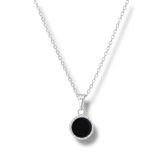 Colar redondo pequeno preto banhado a prata 925 da UNA Semijoias em fundo branco, semijoia antialérgica delicada com pingente circular preto.