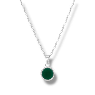 Colar redondo pequeno verde banhado a prata 925 da UNA Semijoias em fundo branco, semijoia antialérgica delicada com pingente circular preto.