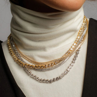 colar riviera com cravação inglesa banhado a ouro 18k da UNA Semijoias e Aço em close, com acabamento sofisticado na modelo
