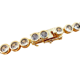 Fecho do colar riviera com cravação inglesa banhado a ouro 18k da UNA Semijoias em close, com acabamento sofisticado