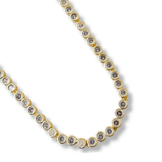 Colar riviera com cravação inglesa banhado a ouro 18k da UNA Semijoias em fundo claro, com design sofisticado em destaque
