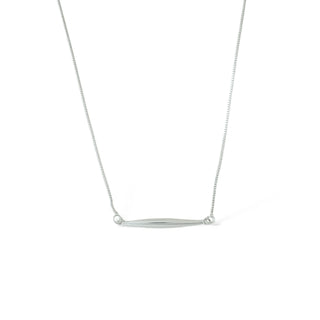 Colar sanca fina banhado a prata 925 da UNA Semijoias em fundo branco, corrente delicada com barra minimalista em destaque.