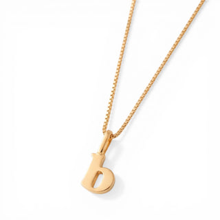 Colar Sign com pingente letra banhado a ouro 18k da UNA em corrente veneziana e fundo branco