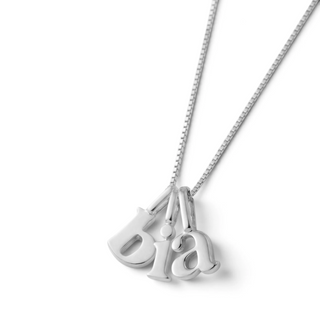 Colar sign banhado a prata 925 com tres letras em fundo branco