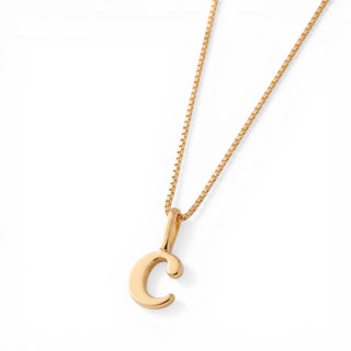 Colar Sign com pingente letra banhado a ouro 18k da UNA em corrente veneziana e fundo branco