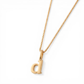 Colar Sign com pingente letra banhado a ouro 18k da UNA em corrente veneziana e fundo branco