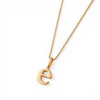 Colar Sign com pingente letra banhado a ouro 18k da UNA em corrente veneziana e fundo branco