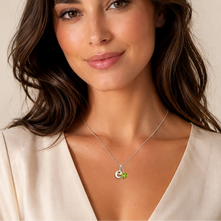 Colar Sign letra E com ponto de luz Peridoto banhado a prata 925 da UNA em modelo feminina