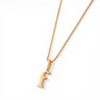 Colar Sign com pingente letra banhado a ouro 18k da UNA em corrente veneziana e fundo branco