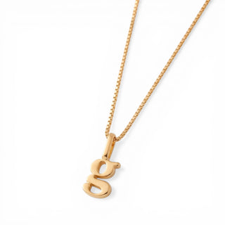 Colar Sign com pingente letra banhado a ouro 18k da UNA em corrente veneziana e fundo branco