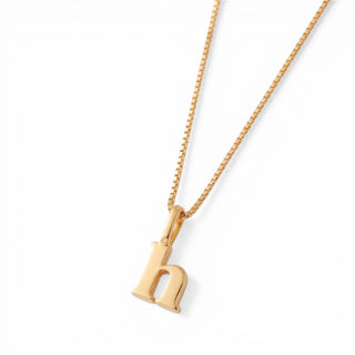 Colar Sign com pingente letra banhado a ouro 18k da UNA em corrente veneziana e fundo branco