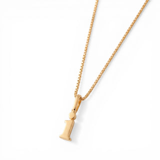 Colar Sign com pingente letra banhado a ouro 18k da UNA em corrente veneziana e fundo branco