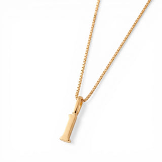 Colar Sign com pingente letra banhado a ouro 18k da UNA em corrente veneziana e fundo branco