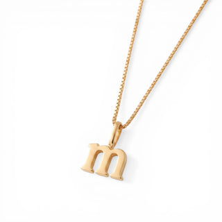 Colar Sign com pingente letra banhado a ouro 18k da UNA em corrente veneziana e fundo branco