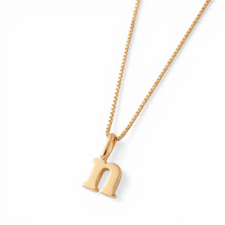 Colar Sign com pingente letra banhado a ouro 18k da UNA em corrente veneziana e fundo branco
