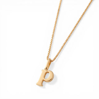 Colar Sign com pingente letra banhado a ouro 18k da UNA em corrente veneziana e fundo branco