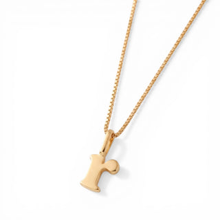 Colar Sign com pingente letra banhado a ouro 18k da UNA em corrente veneziana e fundo branco