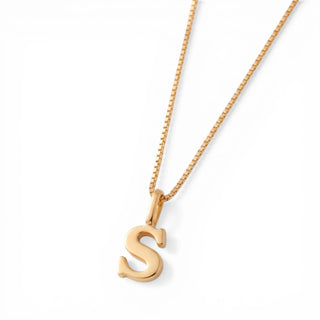 Colar Sign com pingente letra banhado a ouro 18k da UNA em corrente veneziana e fundo branco