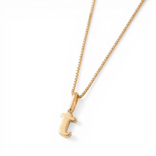 Colar Sign com pingente letra banhado a ouro 18k da UNA em corrente veneziana e fundo branco