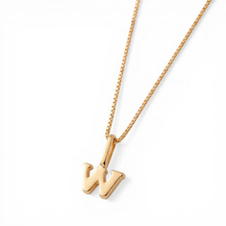 Colar Sign com pingente letra banhado a ouro 18k da UNA em corrente veneziana e fundo branco