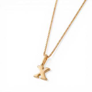 Colar Sign com pingente letra banhado a ouro 18k da UNA em corrente veneziana e fundo branco