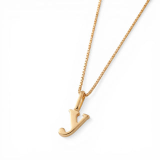 Colar Sign com pingente letra banhado a ouro 18k da UNA em corrente veneziana e fundo branco