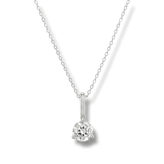 Colar Sign ponto de luz Cristal Quartz banhado a prata 925 da UNA em fundo branco, com brilho delicado
