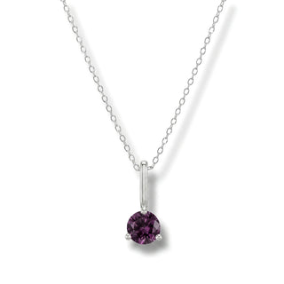 Colar Sign ponto de luz Granada banhado a prata 925 da UNA em fundo branco, com vermelho vinho sofisticado