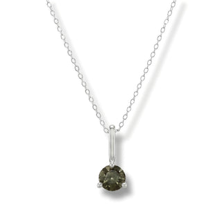 Colar Sign ponto de luz Quartzo Fumê banhado a prata 925 da UNA em fundo branco, com tom neutro elegante