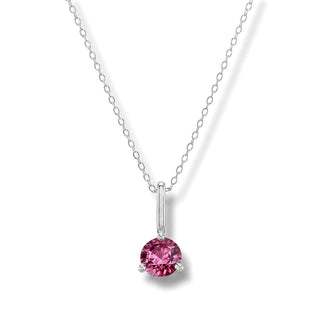 Colar Sign ponto de luz Quartzo Rosa banhado a prata 925 da UNA em fundo branco, com rosa claro delicado