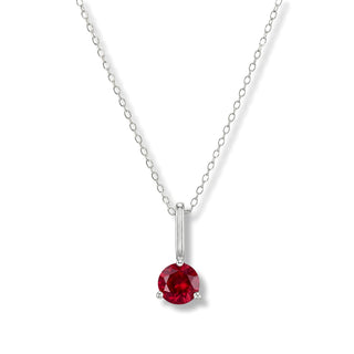 Colar Sign ponto de luz Rubi banhado a prata 925 da UNA em fundo branco, com pingente vermelho vibrante