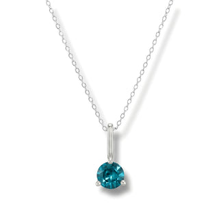 Colar Sign ponto de luz Topázio Sky banhado a prata 925 da UNA em fundo branco, com pingente azul claro